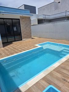 Bazén v ubytování Kit net com piscina para alugar nebo v jeho okolí