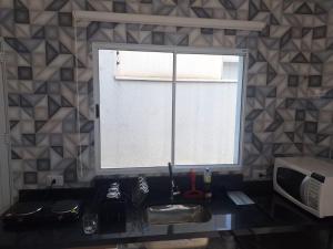 Kuchyňa alebo kuchynka v ubytovaní Kit net com piscina para alugar