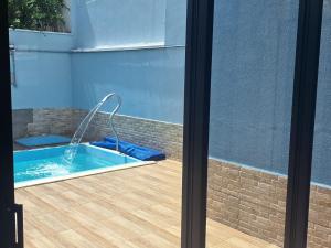 Bazén v ubytovaní Kit net com piscina para alugar alebo v jeho blízkosti