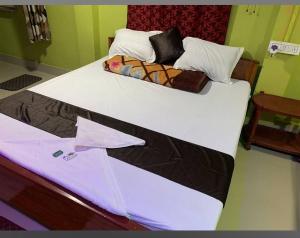 Postel nebo postele na pokoji v ubytování Nirala Beach Resort Mandarmoni