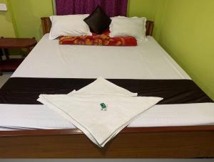 Postel nebo postele na pokoji v ubytování Nirala Beach Resort Mandarmoni + 2 fotografie