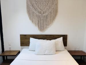 Postel nebo postele na pokoji v ubytování Coco Live Suites
