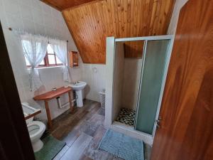 Koupelna v ubytování Ratel Retreat + 18 fotografií