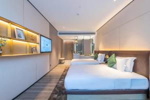 Postel nebo postele na pokoji v ubytování Echarm Plus International Hotel Ouzhuang Metro Station Branch - Free Deliver Service to Canton Fair Complex During Canton Fair Period