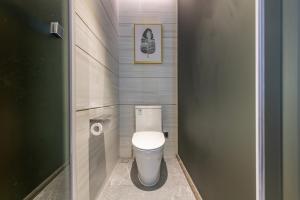 Koupelna v ubytování Echarm Plus International Hotel Ouzhuang Metro Station Branch - Free Deliver Service to Canton Fair Complex During Canton Fair Period