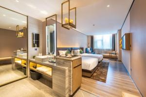 Postel nebo postele na pokoji v ubytování Echarm Plus International Hotel Ouzhuang Metro Station Branch - Free Deliver Service to Canton Fair Complex During Canton Fair Period