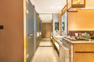 Kuchyň nebo kuchyňský kout v ubytování Echarm Plus International Hotel Ouzhuang Metro Station Branch - Free Deliver Service to Canton Fair Complex During Canton Fair Period