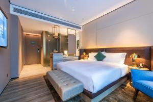Postel nebo postele na pokoji v ubytování Echarm Plus International Hotel Ouzhuang Metro Station Branch - Free Deliver Service to Canton Fair Complex During Canton Fair Period