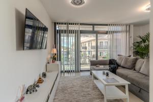TV a/nebo společenská místnost v ubytování The Korner, Central Adeje Renovated Flat