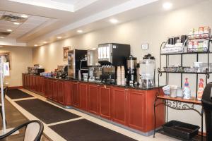 Příslušenství pro přípravu čaje a kávy v ubytování Wingate by Wyndham Peoria - Complimentary Area Shuttle