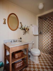 Ένα μπάνιο στο 1-bed luxury seafront cabin in heart of Newlyn, Mousehole