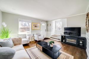 a living room with a couch and a tv at 2 Mi to Calumet Park and Beach Windy City Escape! in Chicago