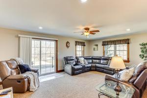 Fotografie z fotogalerie ubytování 3 Mi to Blue Marsh Lake Spacious Home with Deck v destinaci Shartlesville