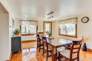 Fotografie z fotogalerie ubytování 3 Mi to Blue Marsh Lake Spacious Home with Deck v destinaci Shartlesville