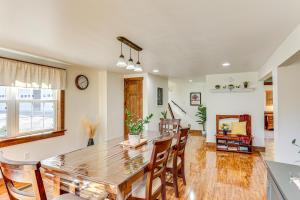 Fotografie z fotogalerie ubytování 3 Mi to Blue Marsh Lake Spacious Home with Deck v destinaci Shartlesville