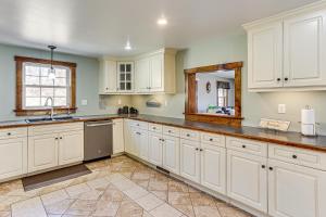 Fotografie z fotogalerie ubytování 3 Mi to Blue Marsh Lake Spacious Home with Deck v destinaci Shartlesville + 21 fotografií