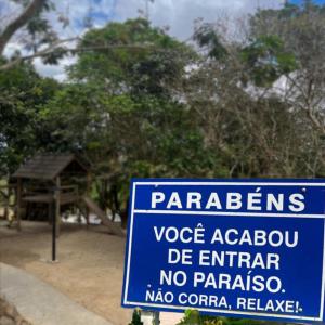 ein blaues Schild vor einem Park mit Bäumen in der Unterkunft Topo da Montanha 205 in Chã Grande