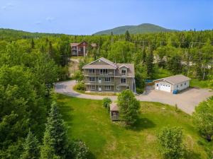 eine Luftaufnahme eines großen Hauses mit Garten in der Unterkunft Studio Entre Ciel et Fleuve in Petite-Rivière-Saint-François