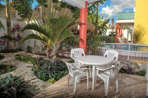 eine Terrasse mit Tisch und Stühlen und einem Pool in der Unterkunft Casa de Mario 4 Beautiful house with a huge pool in Cozumel