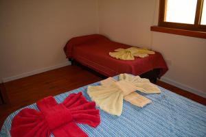 Una habitación con dos camas con toallas. en Turismo Aparts Cabaña 4, en Villa Giardino 45 fotos más