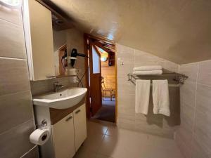 Koupelna v ubytování Le Safran Suite Hotel