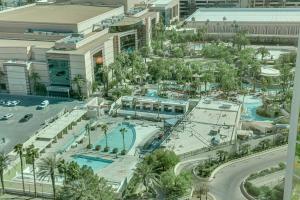 ラスベガスにあるAurora Haven MGMのリゾートの空中を望む2つのプールが備わります。