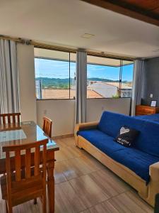 インビトゥバにあるHotel Backdoorの青いソファとテーブルのあるリビングルーム