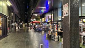 un centro commerciale vuoto di notte con luci di The Downtown Nest a Melbourne