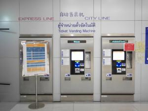 una fila de máquinas de billetes en una estación de metro en Boxtel @ Suvarnabhumi Airport, en Lat Krabang