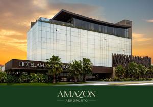 库亚巴Amazon Aeroporto Hotel的一座前面有棕榈树的大楼