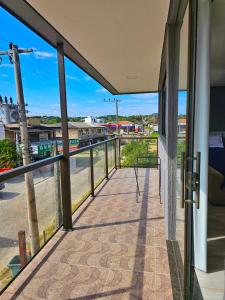 インビトゥバにあるHotel Backdoorの駅の景色を望むバルコニー