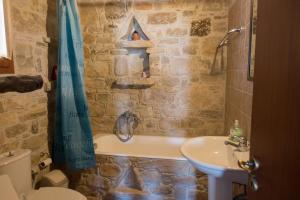 Een badkamer bij O Ilios House