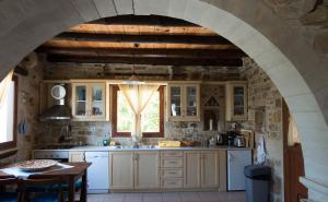 Een keuken of kitchenette bij O Ilios House