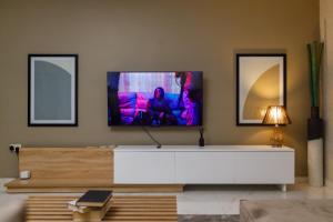TV a/nebo společenská místnost v ubytování Zen Executive Penthouse, Victoria Island