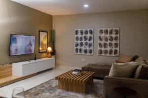 TV a/nebo společenská místnost v ubytování Zen Executive Penthouse, Victoria Island