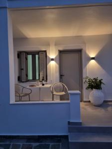 A seating area at Hotel Andreas - Agistri (Skala)