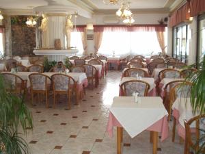 A restaurant or other place to eat at Sagittarius Apartments
