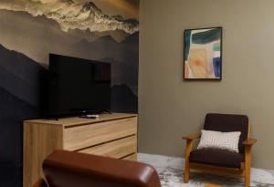 TV a/nebo společenská místnost v ubytování Zen Executive Penthouse, Victoria Island