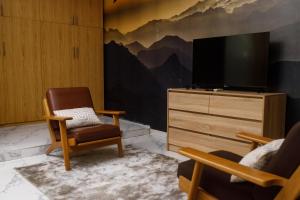 TV a/nebo společenská místnost v ubytování Zen Executive Penthouse, Victoria Island