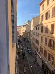 uitzicht op een straat in een stad met gebouwen bij T2 Cosy HYPER CENTRE AJACCIO in Ajaccio