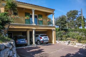 une voiture garée devant une maison dans l'établissement Villa Romuald, à Sainte-Maxime