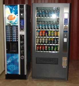 un distributeur automatique de boissons sans alcool avec des canettes de soda dans l'établissement Hotel Cosmos, à Athènes
