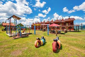 a playground in front of a large building at Residencial Encantos Linha Bonita - Vista que acalma, ambiente que encanta! in Gramado +35 photos
