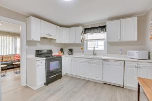 Kuchyň nebo kuchyňský kout v ubytování 3 Mi to Dtwn Greensboro! Cozy Cottage with Deck