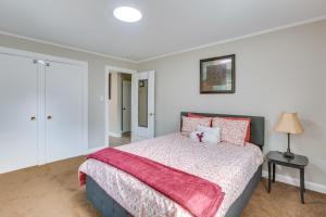 Postel nebo postele na pokoji v ubytování 3 Mi to Dtwn Greensboro! Cozy Cottage with Deck