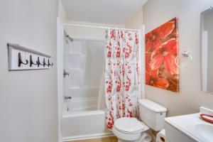 Koupelna v ubytování 3 Mi to Dtwn Greensboro! Cozy Cottage with Deck + 16 fotografií