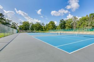 Tenis a/nebo squash v ubytování 3 Mi to Dtwn Greensboro! Cozy Cottage with Deck nebo okolí