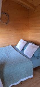 Posteľ alebo postele v izbe v ubytovaní Roulotte la Bohême est son Spa en Baie de Somme