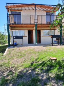 un edificio con un gran patio delante de él en Turismo Aparts Cabaña 6, en Villa Giardino