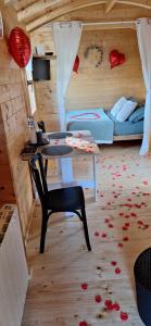 Posteľ alebo postele v izbe v ubytovaní Roulotte la Bohême est son Spa en Baie de Somme